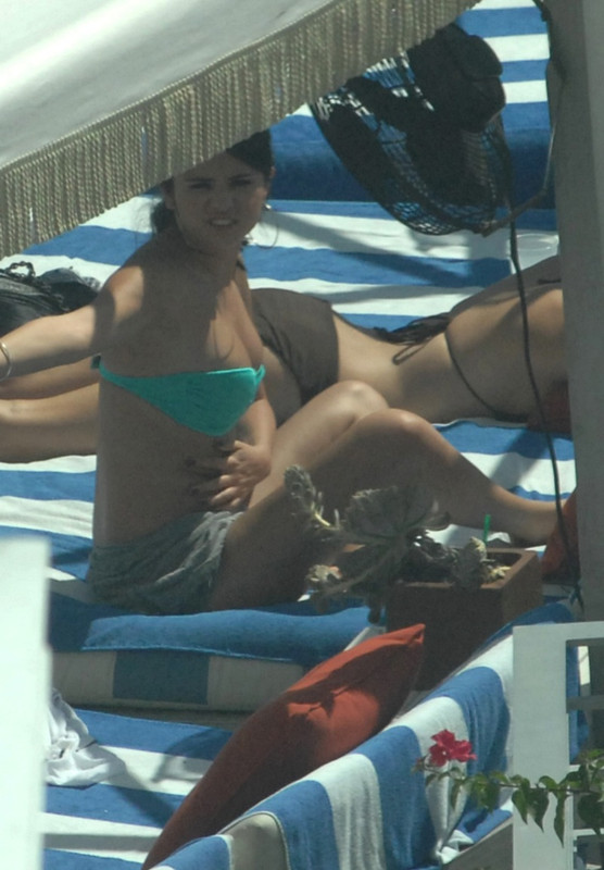 selena_gomez_green_bikini_open_legs_september_17