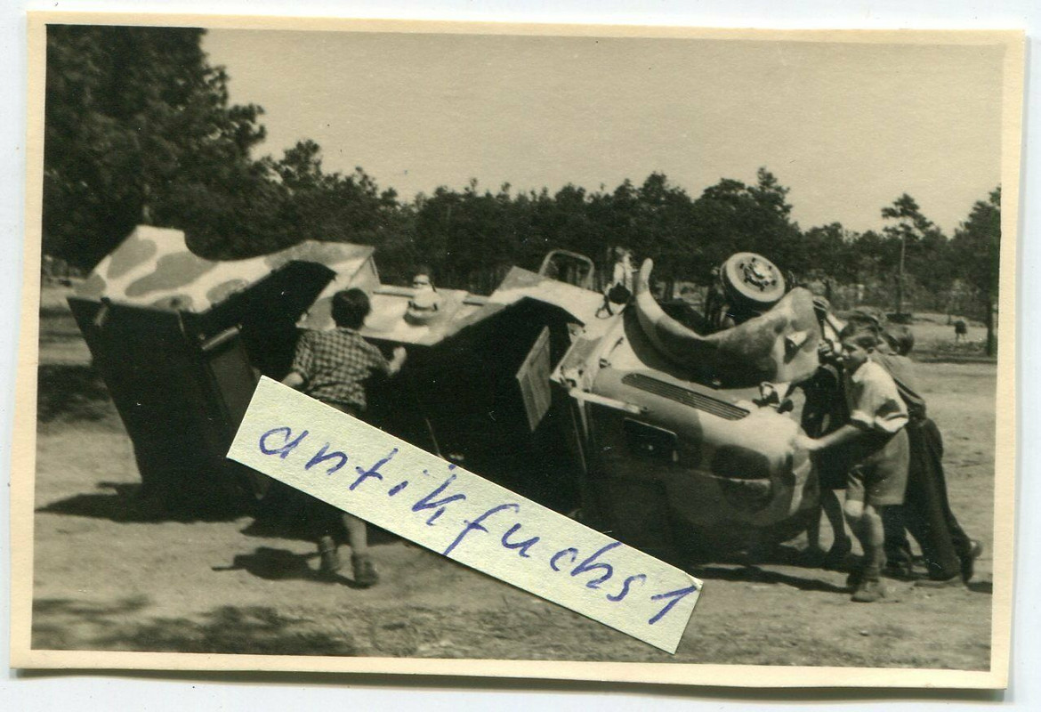 WH-Kübelwagen mit Tarnanstrich nach dem Gefecht bei Wernsdorf 1945
