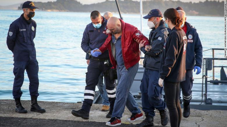 En Grecia intentan rescatar a pasajeros atrapados en barco con autos de lujo