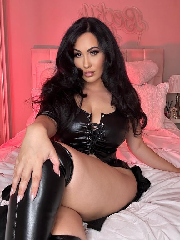 [Image: beckydeemodel-3888298072396707442-2026-05-02.jpg]