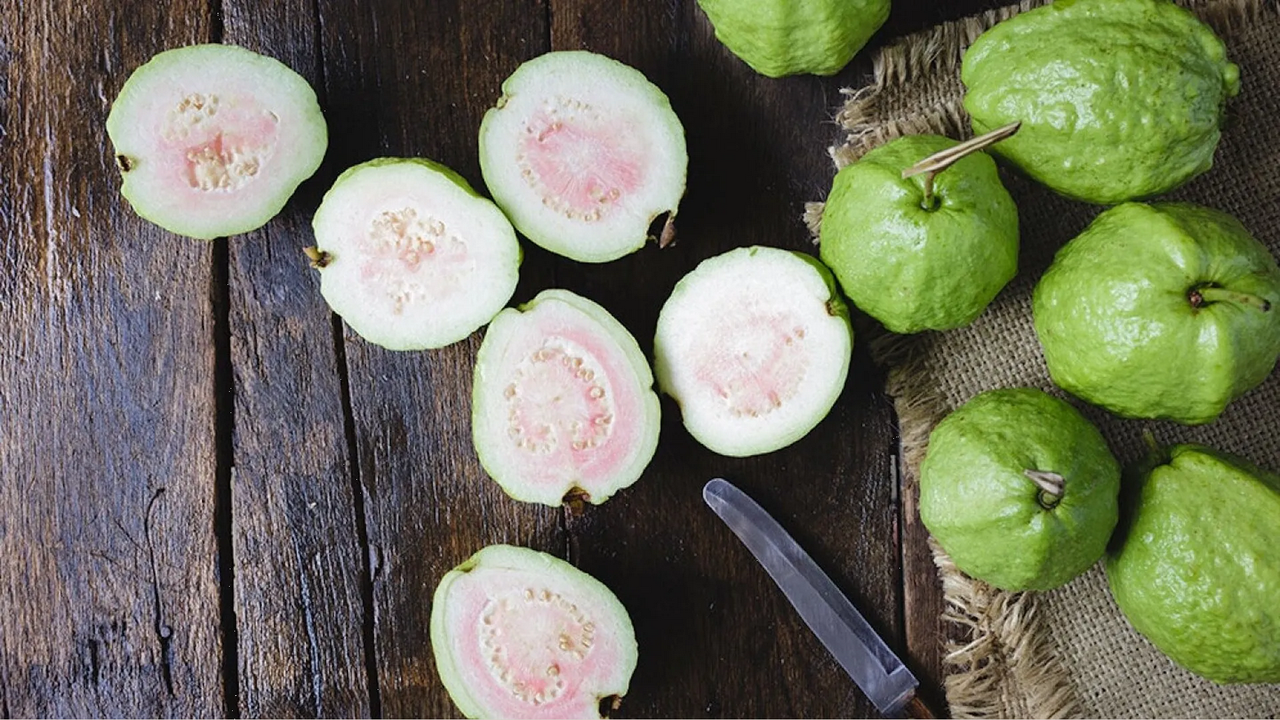 ¿Qué beneficios tiene la guayaba en el estómago?