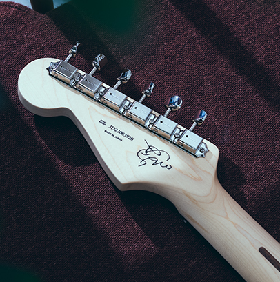 SCANDAL's Signature Fender Models - Page 5 Scandal-signature-2022-b-2