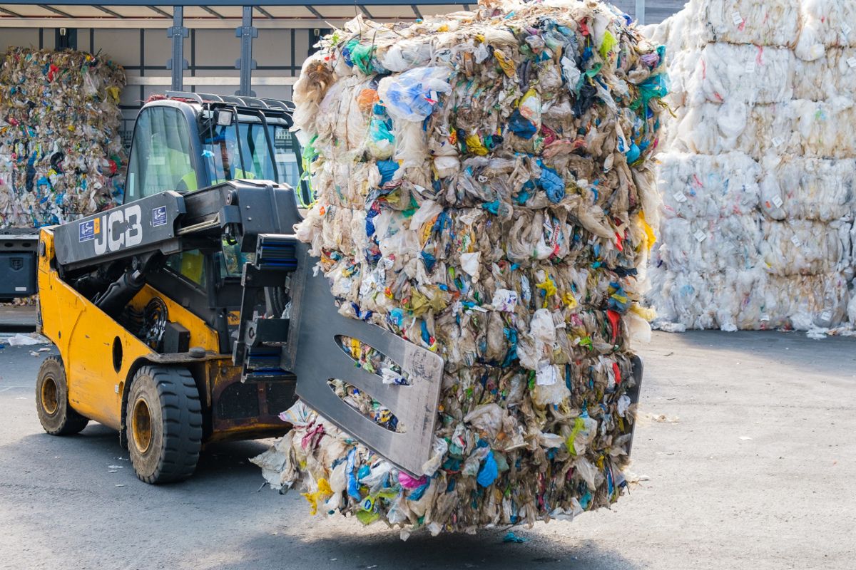 rapporto greenpeace riciclo plastica concetto fallito