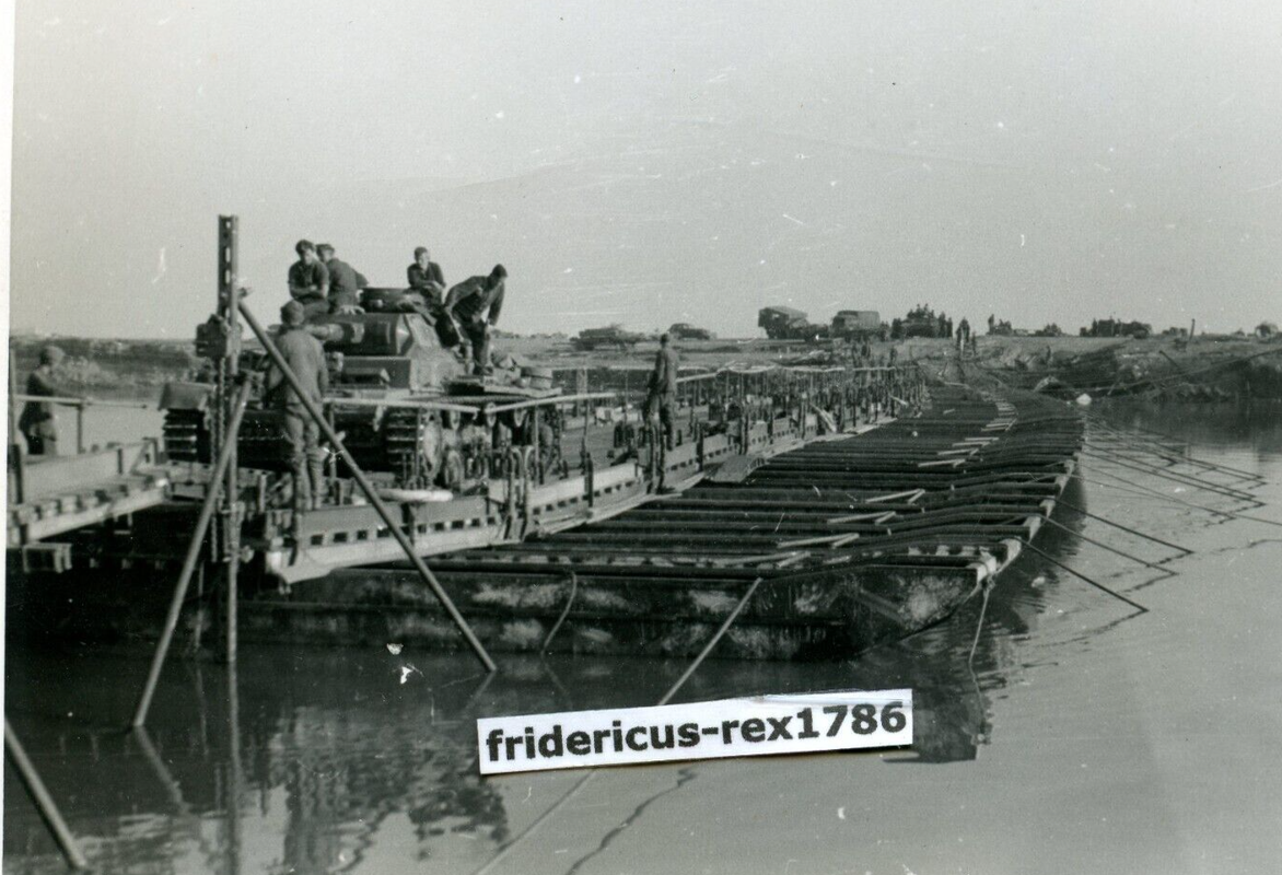 Foto Ostfront Panzer PzKpfw III Fluss Überquerung Don Pionierbrücke