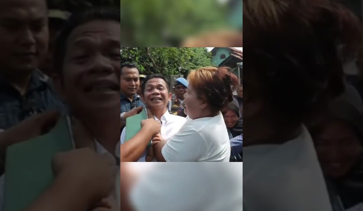 Identitas dan Reaksi Ibu yang Mencium Bupati