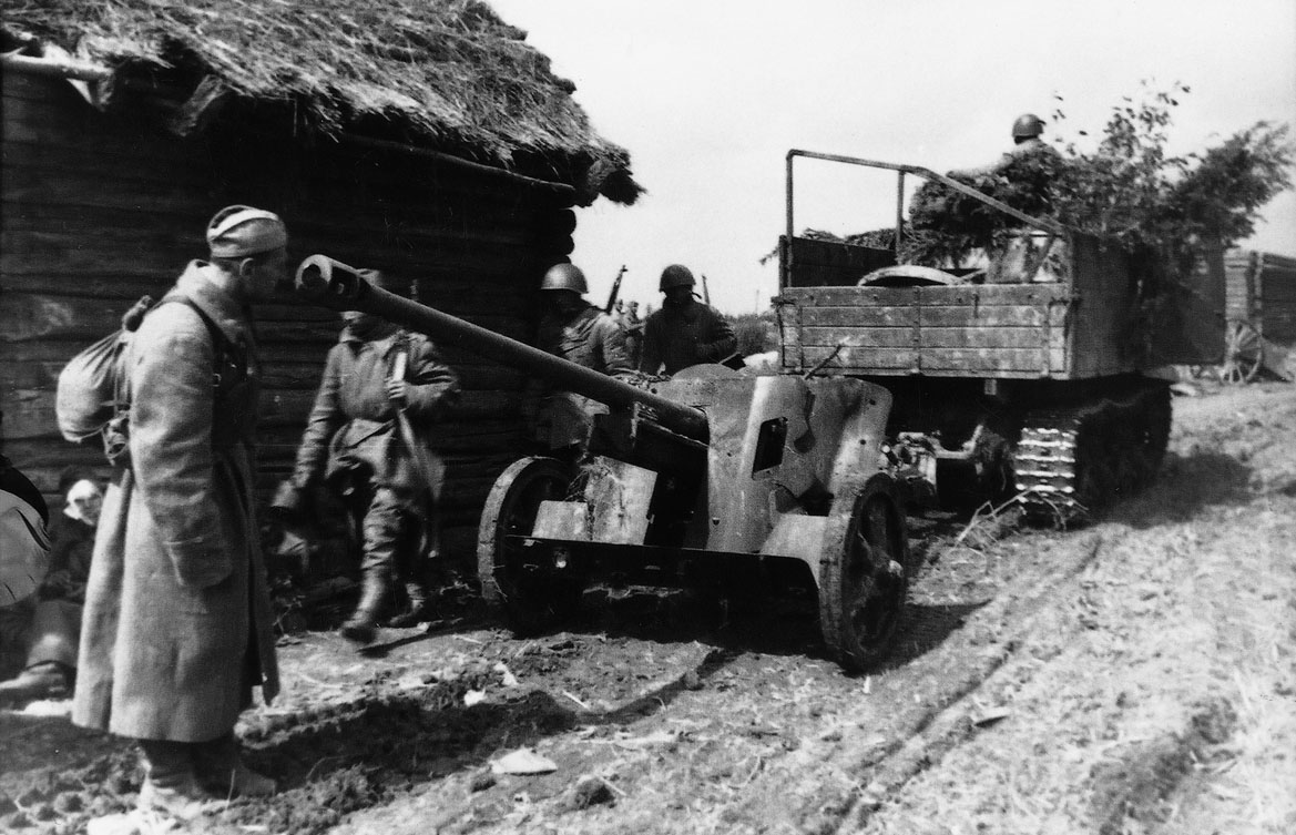 СТЗ-5  трофейная пушка 1