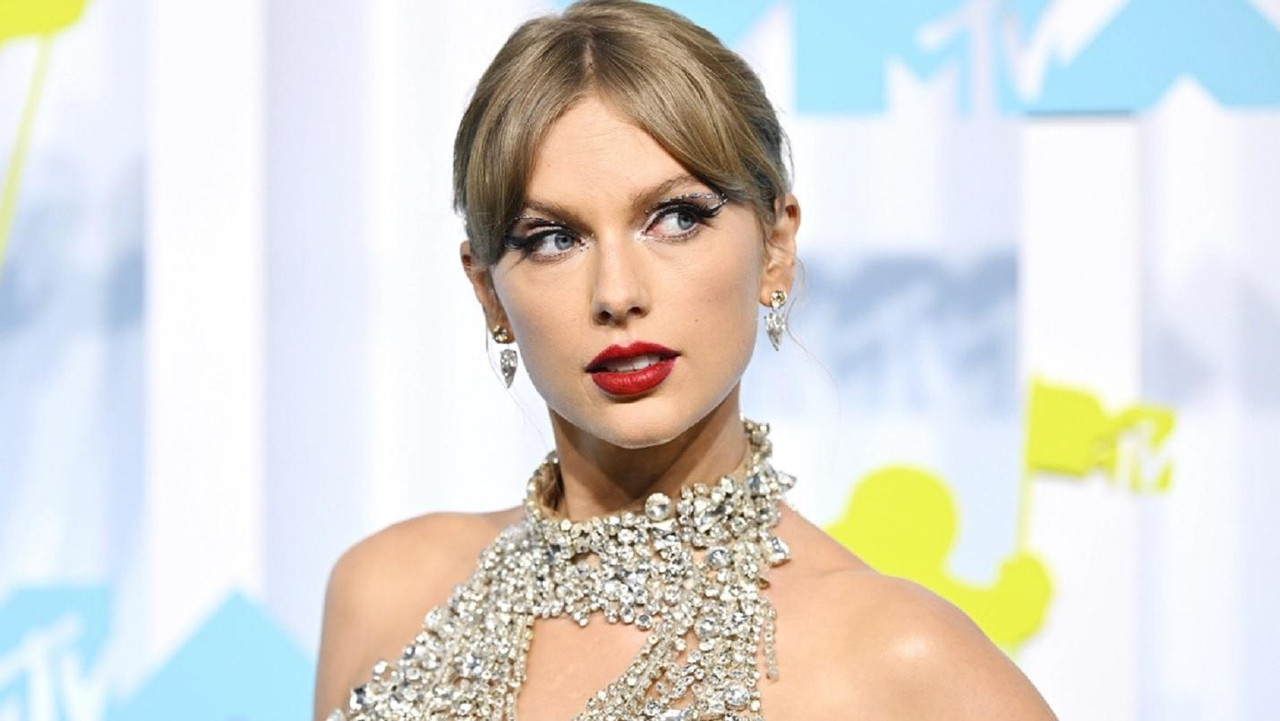 Taylor Swift con vestido lleno de joyas deslumbra en los MTV VMAs de 2022