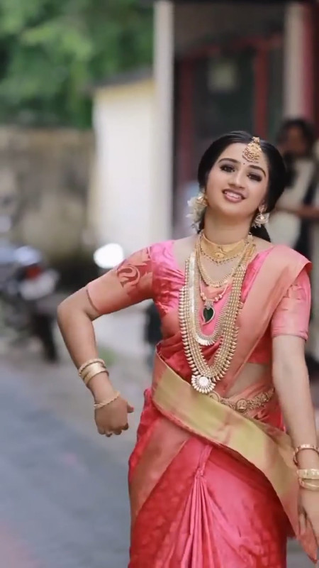 [Image: Pink-Saree-Dance-Kerala-Bride-that-girl-...38-667.jpg]