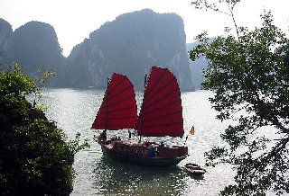 sang -  Dòng thơ họa của Nguyễn Thành Sáng &Tam Muội (2) - Page 18 800px-Junk-Halong-Bay-Vietnam