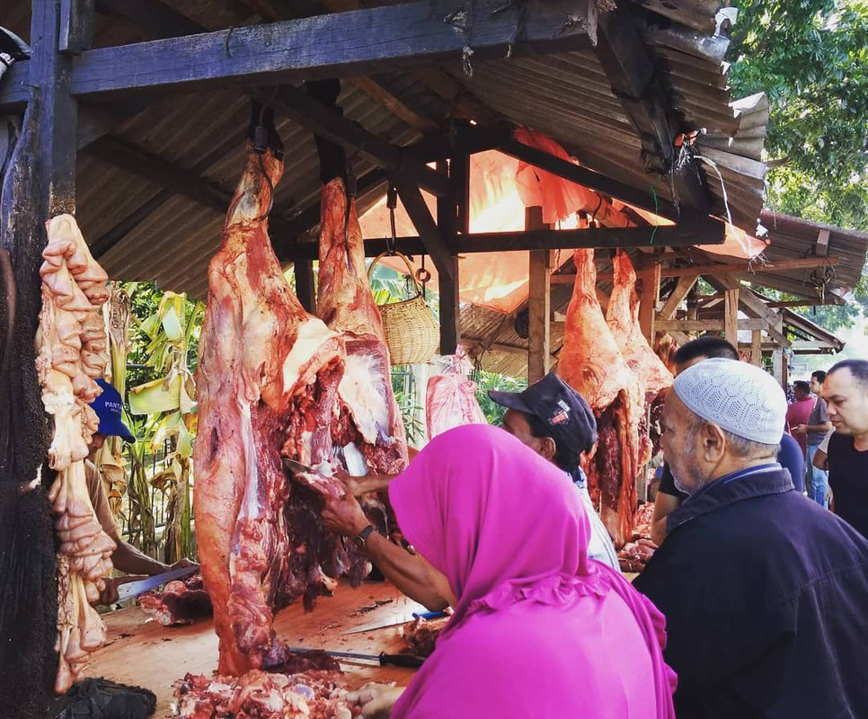 Aktivitas masyarakat Aceh saat belanja daging sapi