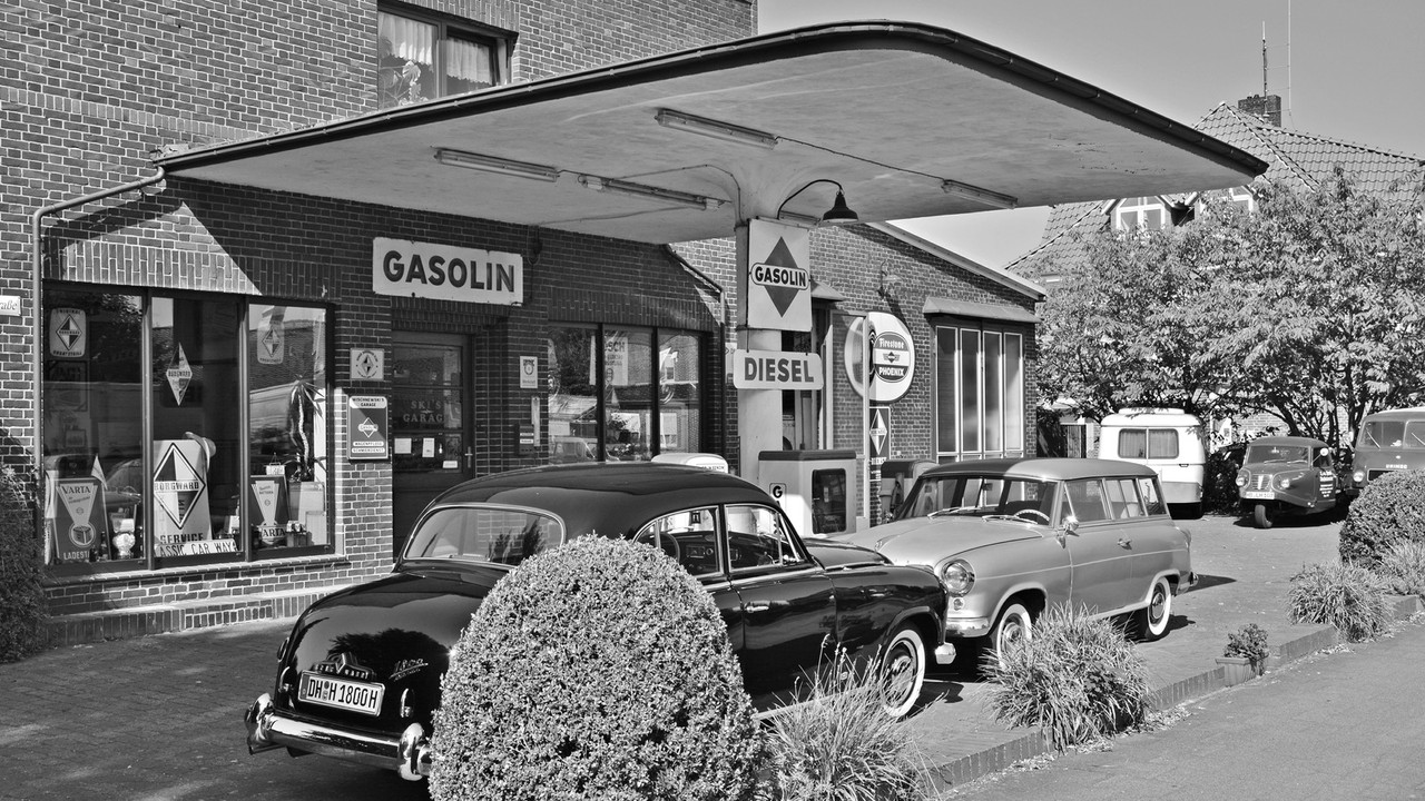 blacknwhitevinatgegarage.jpg