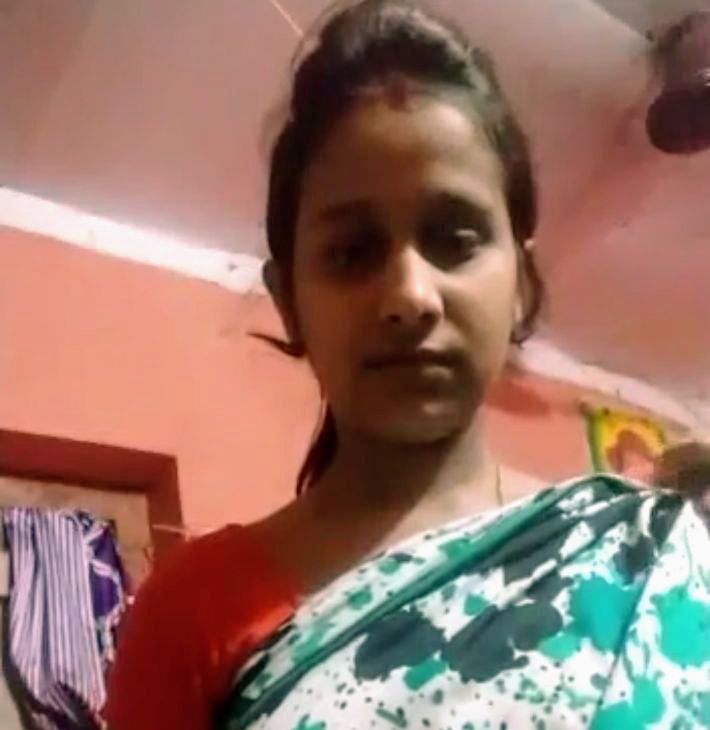 desi wify removing saree huge boob expose