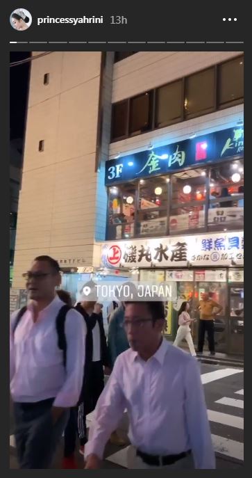 Syahrini membagikan momen saat berada di Tokyo, Jepang.