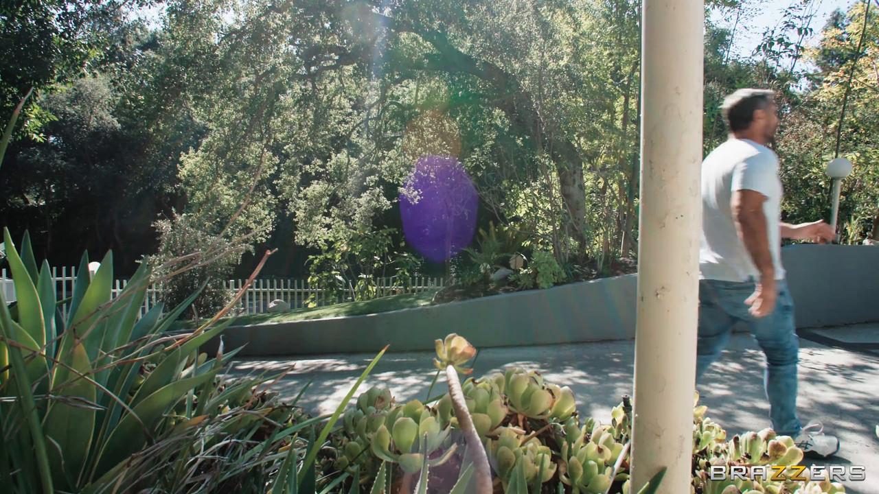 Bridgette B - Milf Ass In A Sun Dress - BRAZZERS 4K.mp4.0001