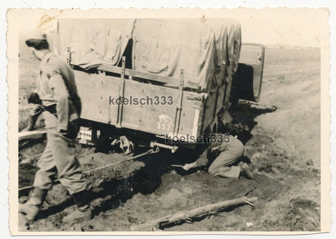 Foto LKW mit Sturmgeschütz Panzer Kennung steckt im Schlamm im Osten fest ... !