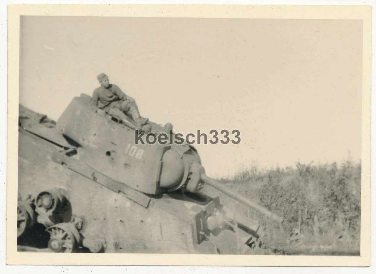 Foto KW I Panzer Wrack auf der Panzerwiese südl des Ladogasees in Russland 1943