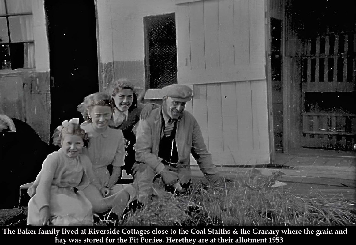 The-Baker-family-that-lived-at-Riverside-Cottages-1953
