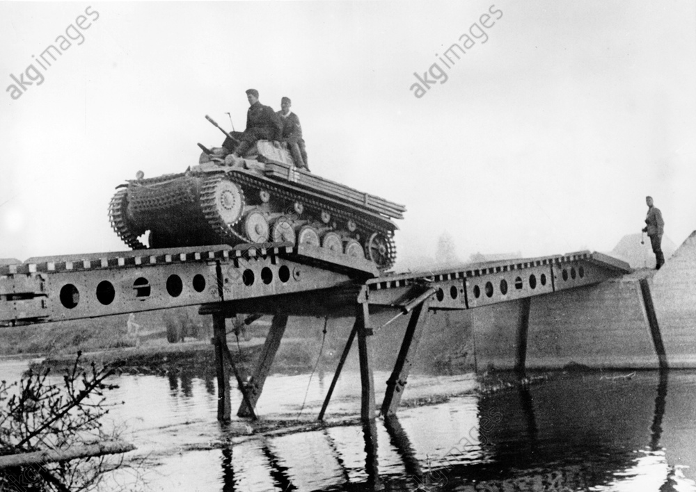 Ostfront - Panzer überquert eine Brücke 1941