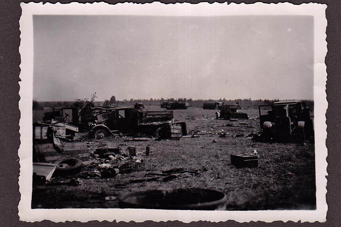 Russland Vormarsch Kämpfe Wrack PKW Auto Wagen