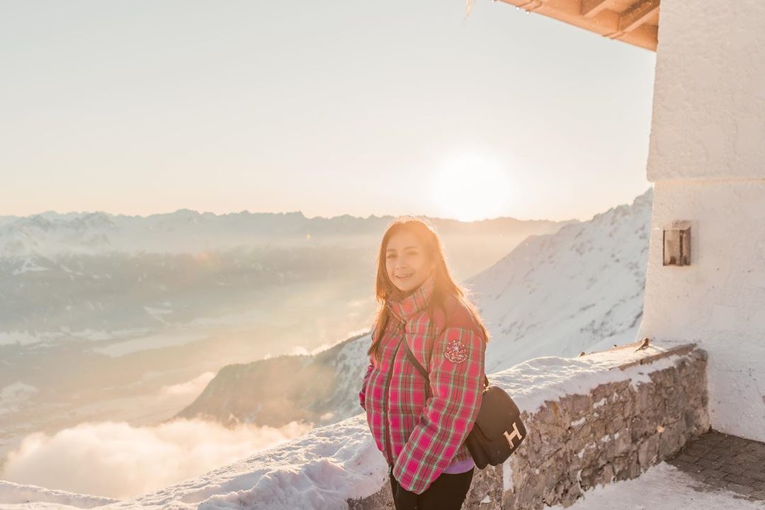 Nagita Slavina berpose cantik di atas awan