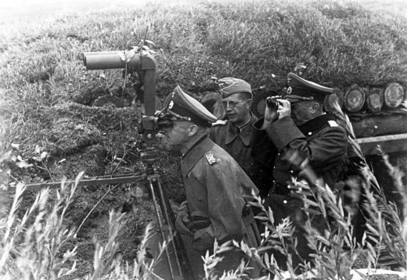 En el frente soviético. El comandante en jefe del Grupo de Ejércitos Norte, el mariscal de campo Ritter von Leeb, y el comandante en jefe del 18 Ejército, el coronel general von Küchler en un observatorio de artillería avanzado. Septiembre de 1941