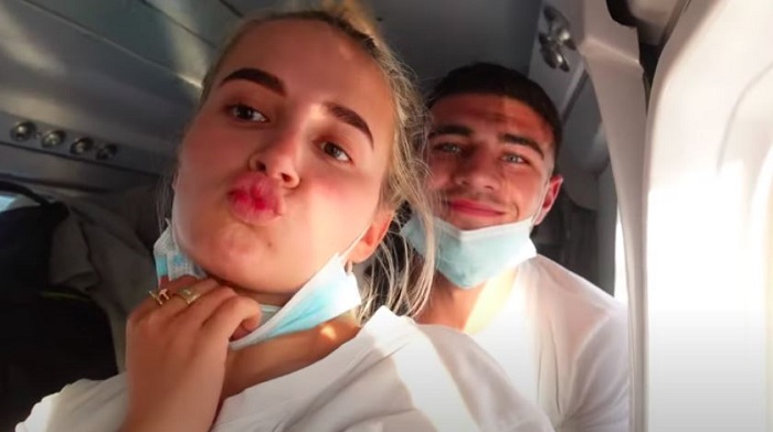 Molly-Mae Hague dan Tommy Fury melepas topeng mereka saat berada di pesawat amfibi di Maladewa.