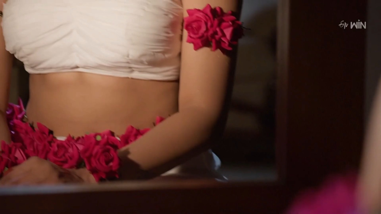 Sexy Telugu serial actress close navel and boobs show in sexy costume from a serial mp4 snapshot 01