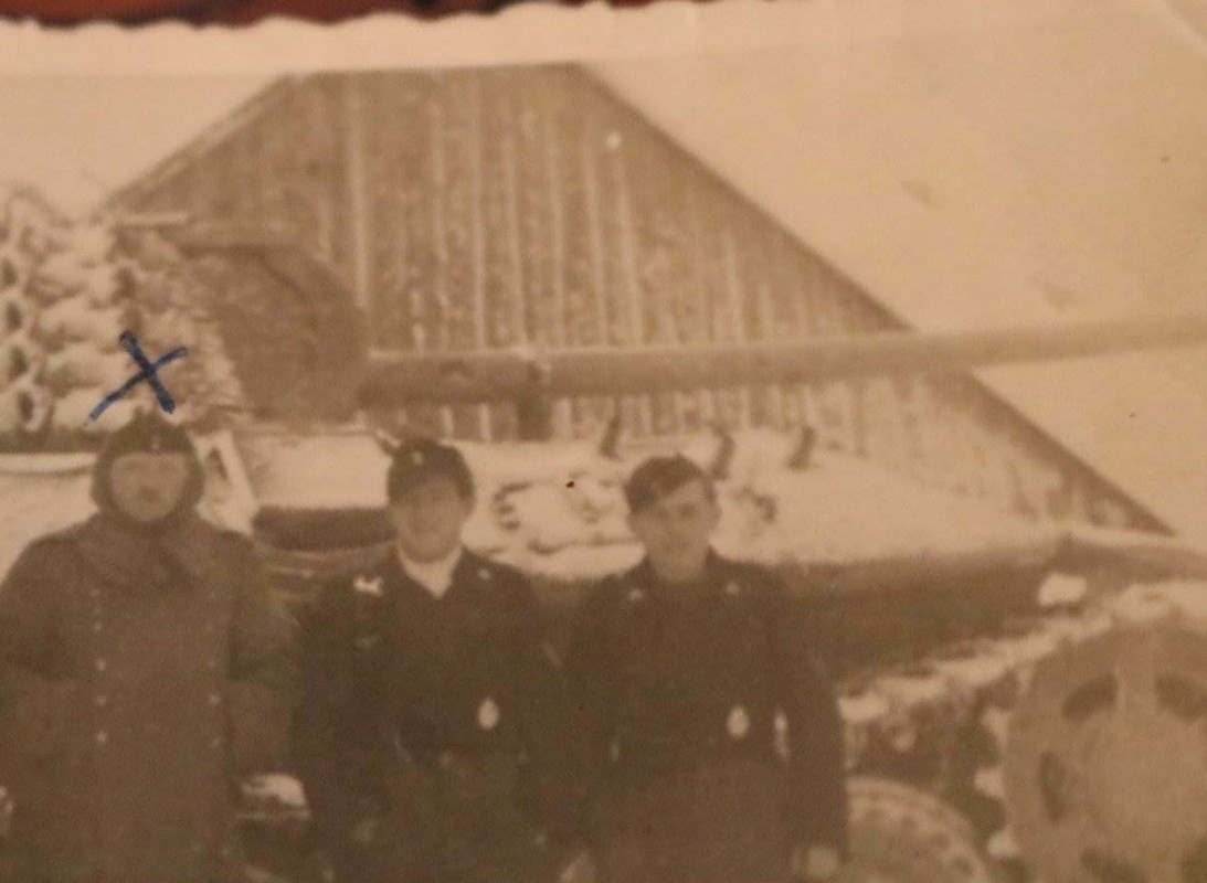 altes Foto - Soldaten posieren mit ihrem Panzer Panther Libau 1944ю