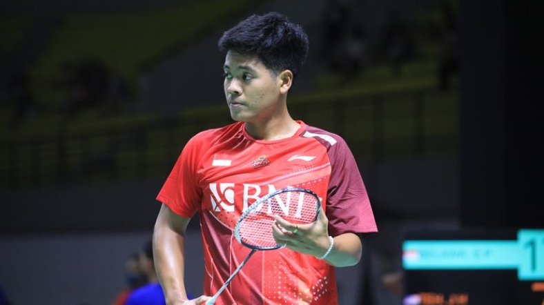 Tunggal putra Indonesia Syabda Perkasa Belawa saat bermain. Syabda Perkasa Belawa (21 tahun) meninggal dunia dalam kecelakaan di jalan tol Pemalang (Jawa Tengah), Senin (20/3/2023) dini hari. (Dok. PBSI)