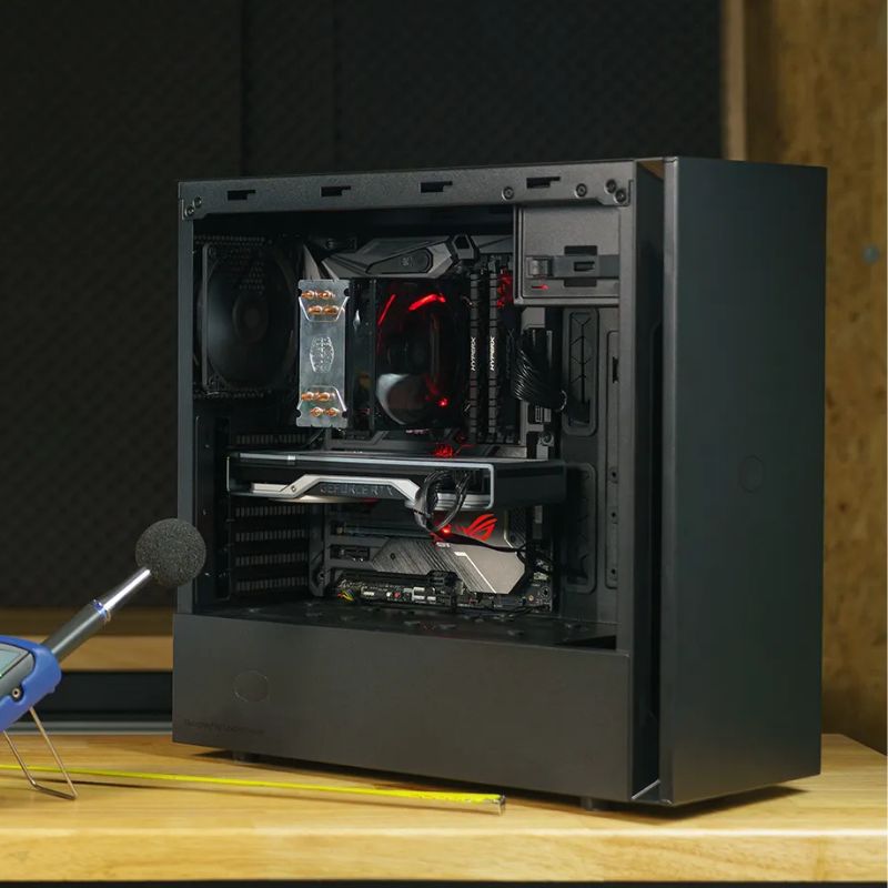 Gabinete Cooler Master S600 em um setup de trabalho