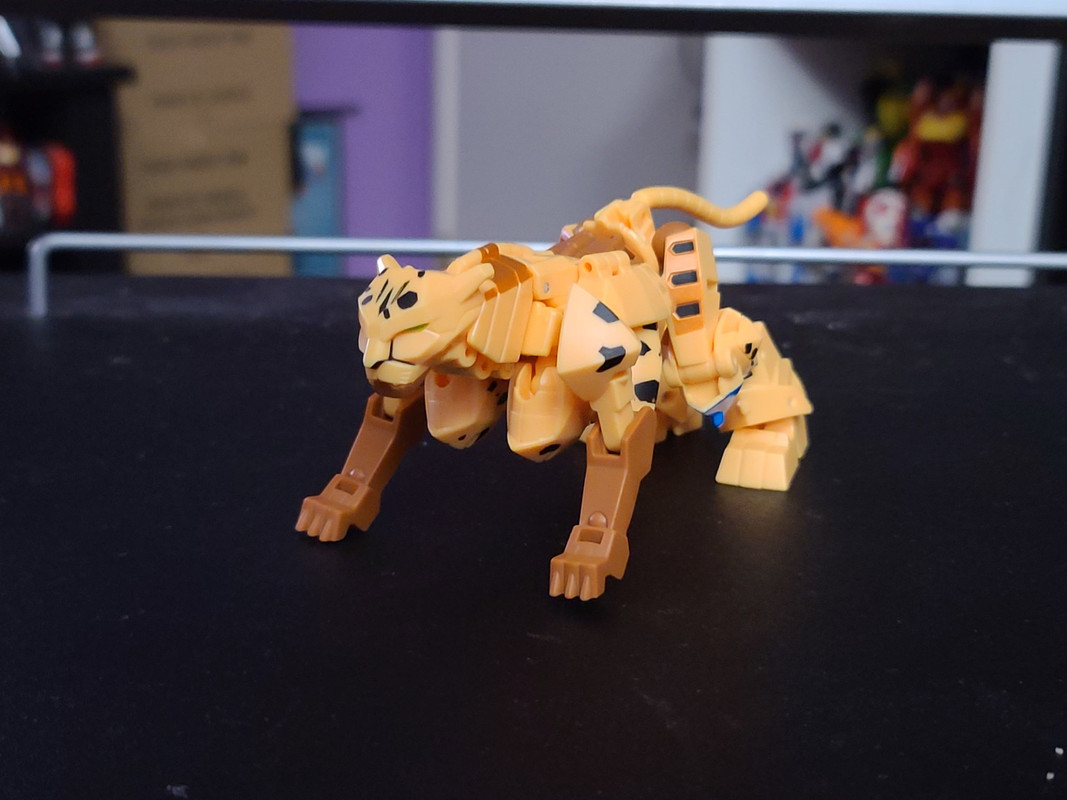 Cyberverse-Deluxe-Cheetor-01
