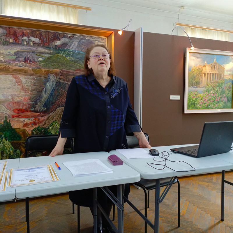 Куратор клуба Т.В. Смирнова открывает заседание.