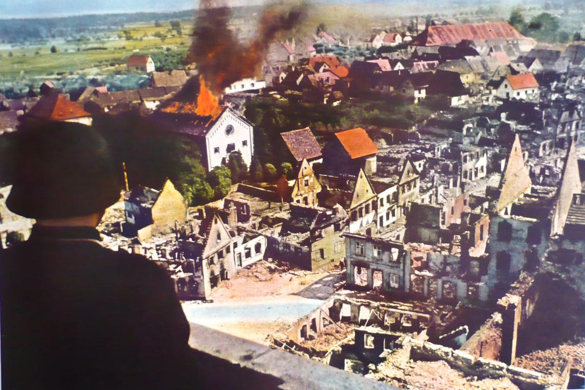 Estragos del bombardeo aéreo y artillero en un pueblo francés. P