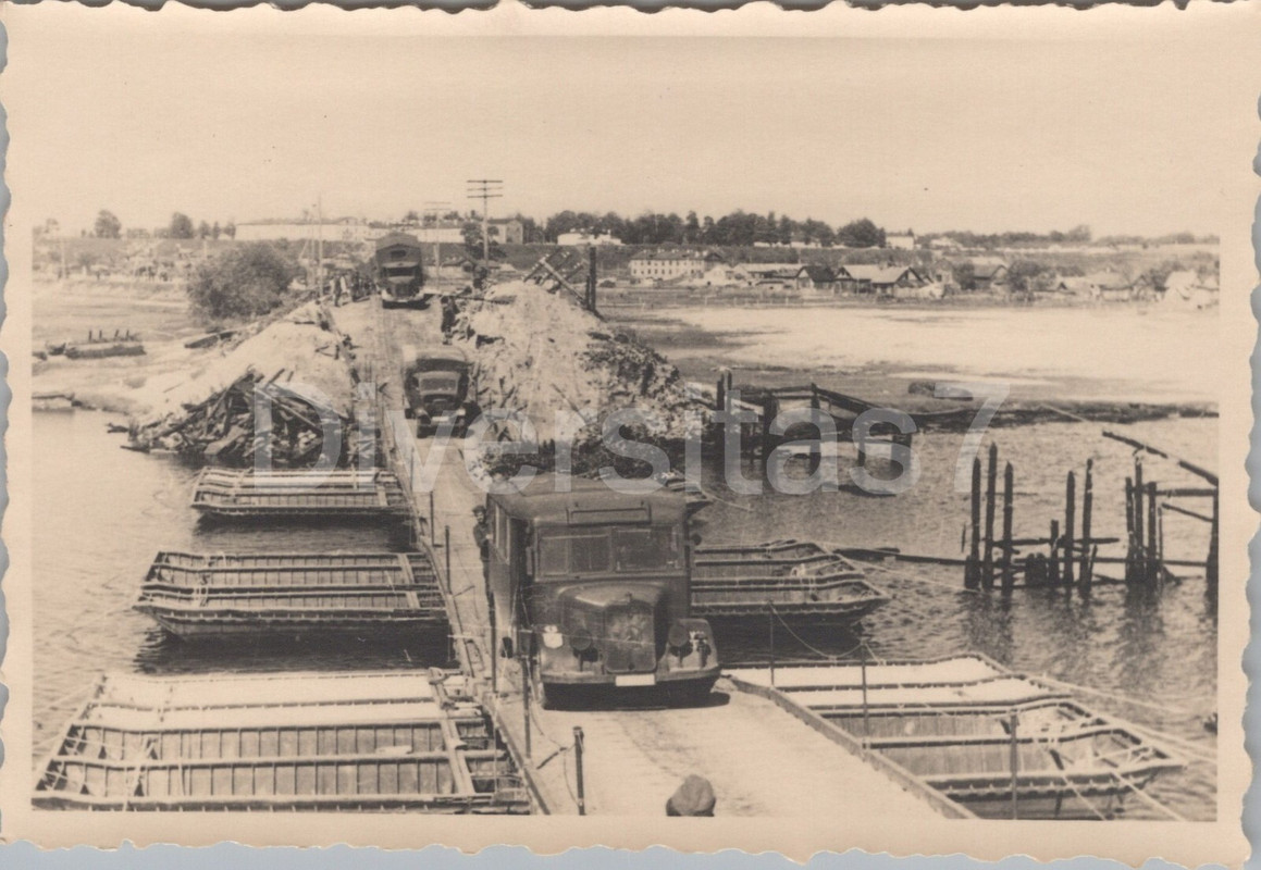 Foto, I.A.R. 103, Lkw's auf Kriegsbrücke in Russland