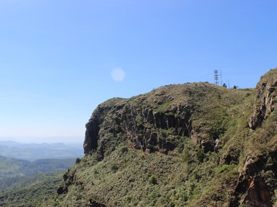 Mirante natural na Serra do Cadeado com vista panorâmica para o vale