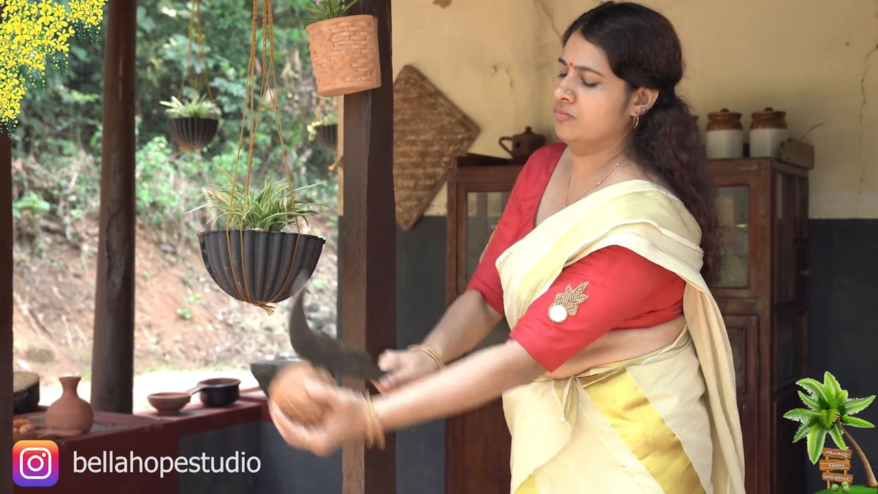 Curvy Beautiful Malyali Lady Sexy Big Boobs and Tummy in Kerala Saree.mkv_snapshot_00.53.125