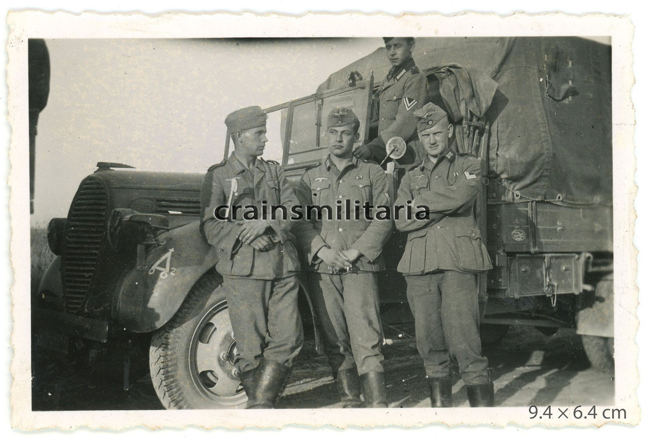 Orig Foto 16 ID Sanitäter mit Ford DRK Lkw in Ukraine Russland 1941