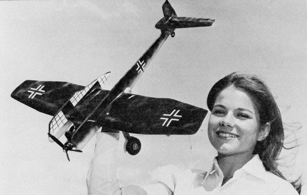 Una bella aficionada al aeromodelismo encantada con su feo Bv 141 Una bella aficionada al aeromodelismo encantada con su feo Bv 141