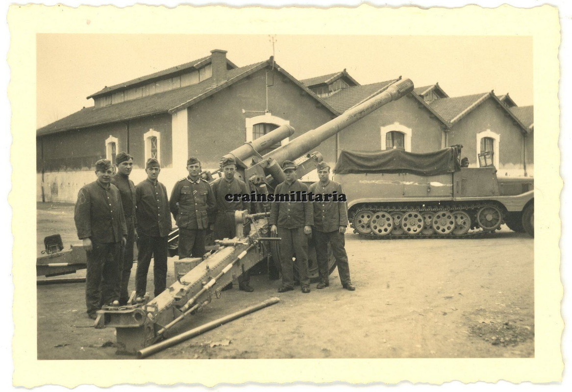 Orig. Foto Artillerie Geschütz Halbkette SdKfz in Kaserne BEAUNE Frankreich 1943..