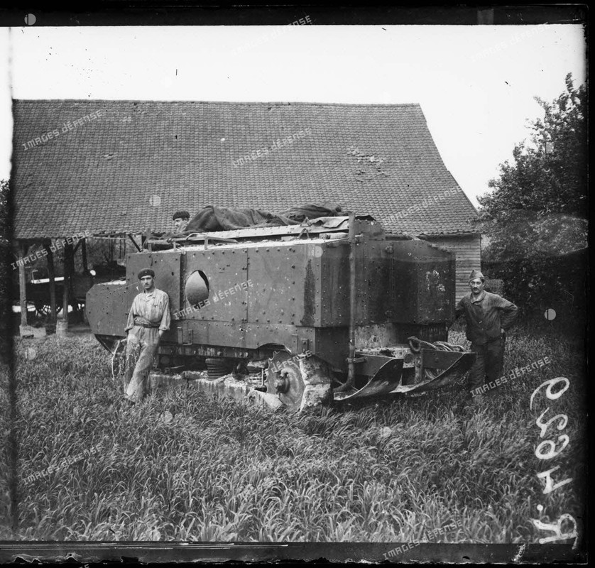 Conty (Somme). Embarquement de chars d'assaut. Un char d'assaut avant l'embarquement. [légende d'ori