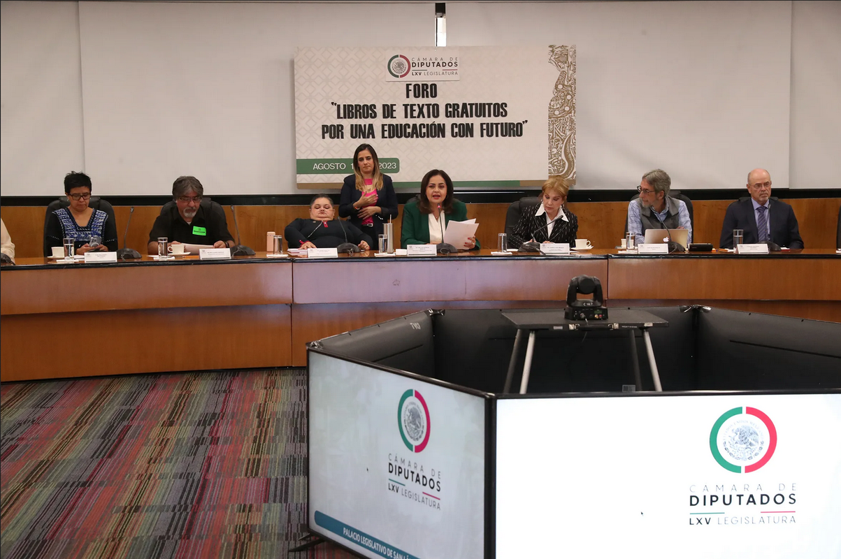 Oposición discute inclusión y matematicas en nuevos libros de texto de la SEP