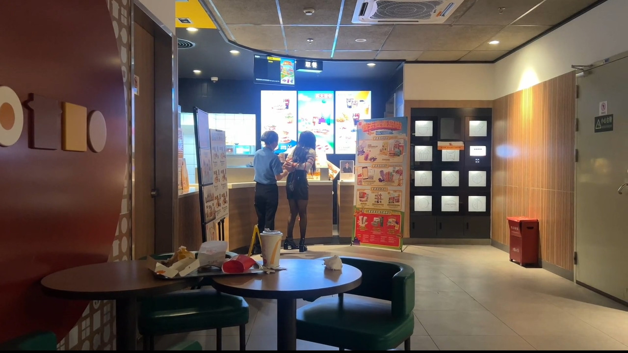 桃花岛 麦当劳捆绑和店员小姐姐互动，户外包臀裙黑丝高跟捆绑外出 下.mp4_20250929_185426.314