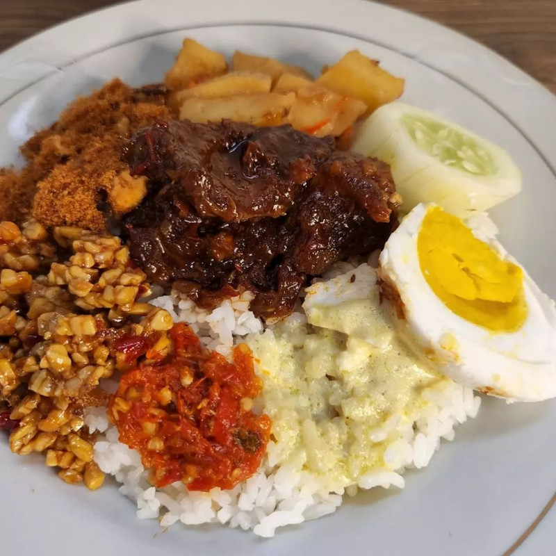 Depot jawa Timur, pilihan tempat makan siang enak dekat Alun-alun Jember yang legendaris.