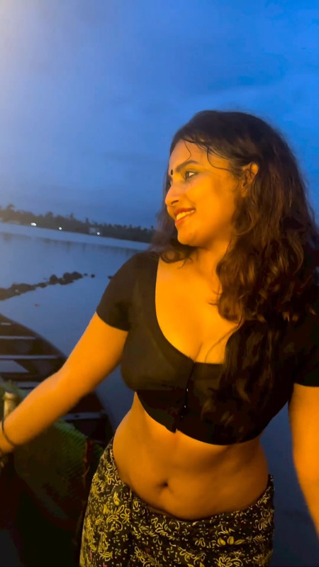 anickavikramanan hot in black blouse and strip mundu.mp4_snapshot_00.07.508
