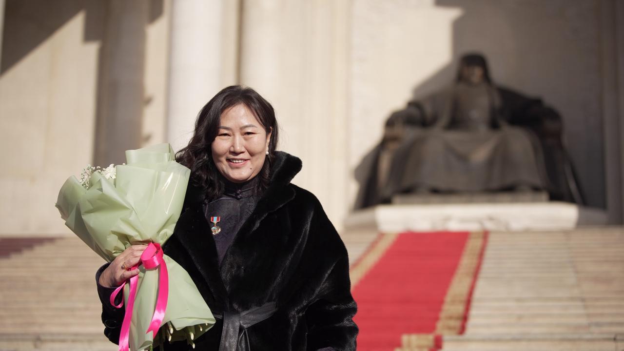 Монгол Улсын дээд шүүхийн шүүгч, Иргэний хэргийн танхимын тэргүүн Гүррагчаагийн Алтанчимэгийг Гавьяат хуульч цолоор шагналаа