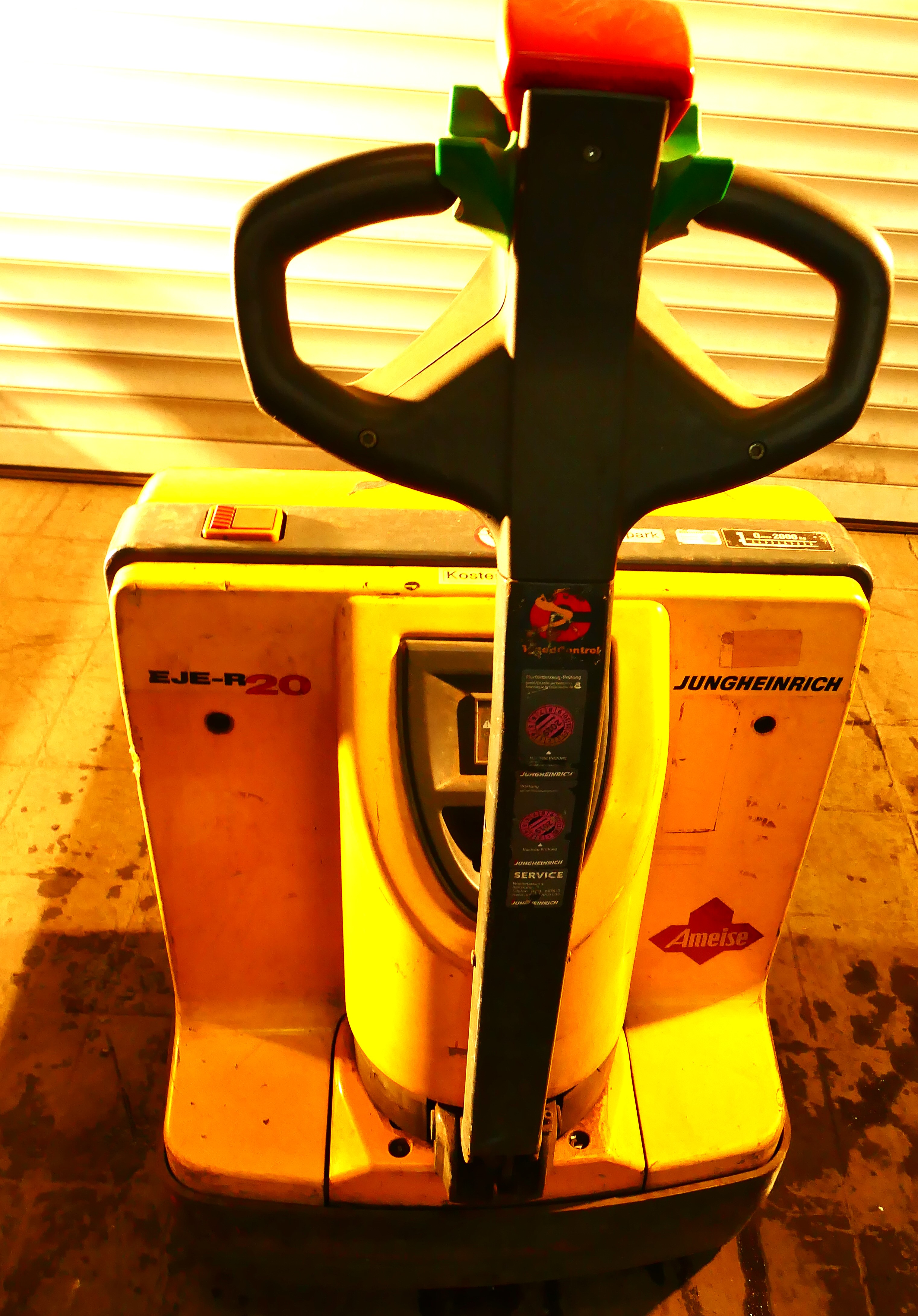 Jungheinrich EJE R20 Frontansicht mit Deichsel