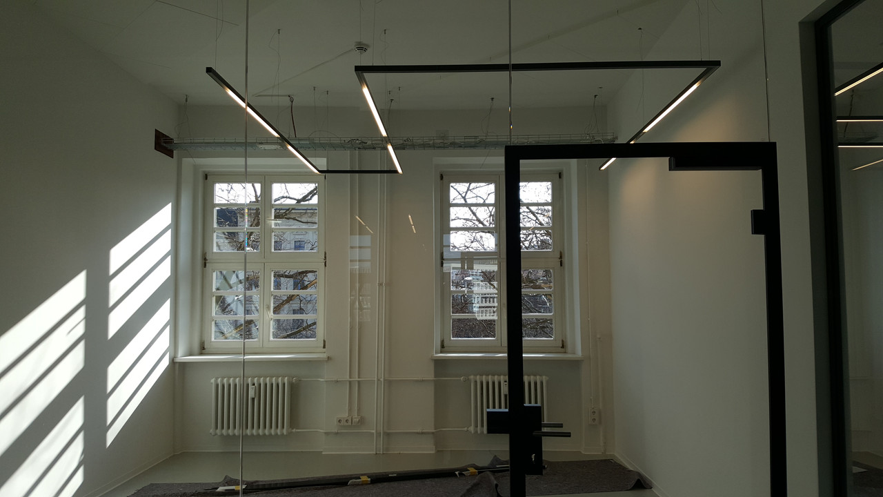 Beleuchtung Besprechungsraum Full Node Berlin mit moderner Lichtplanung von Studio De Schutter
