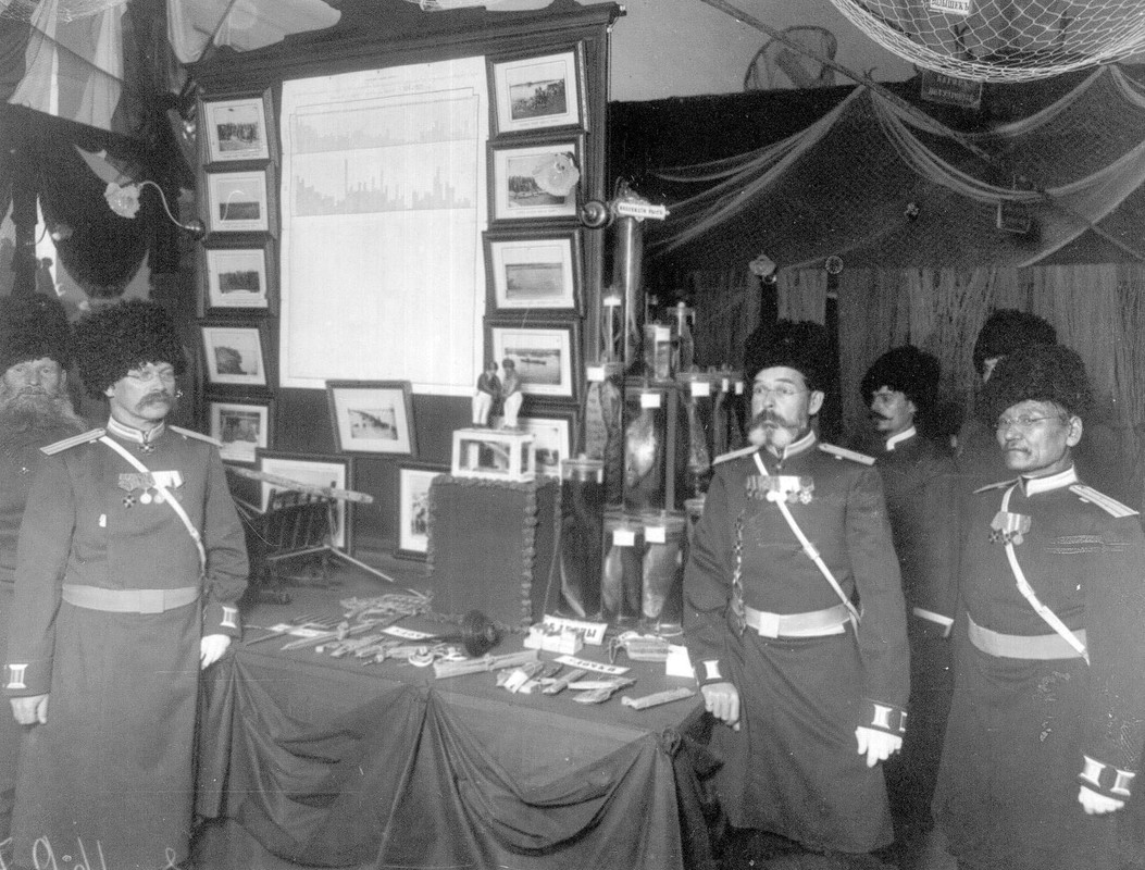 Группа офицеров Уральского казачьего войска в павильоне рыболовного инвентаря