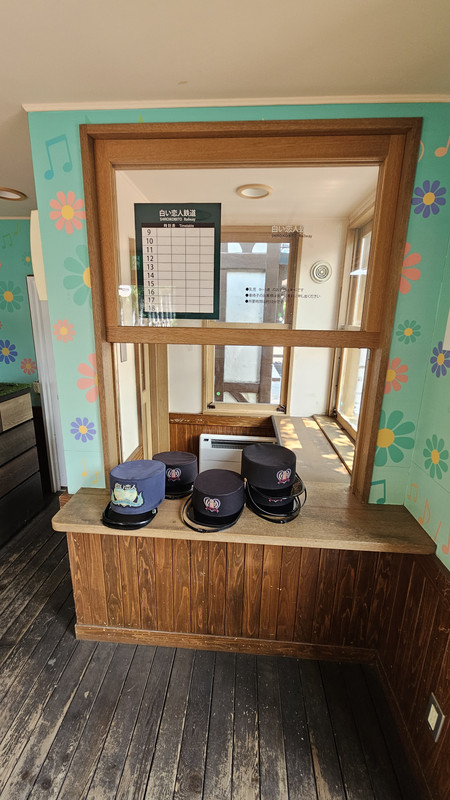 已經停止營運的小火車售票處，現在僅能拍照