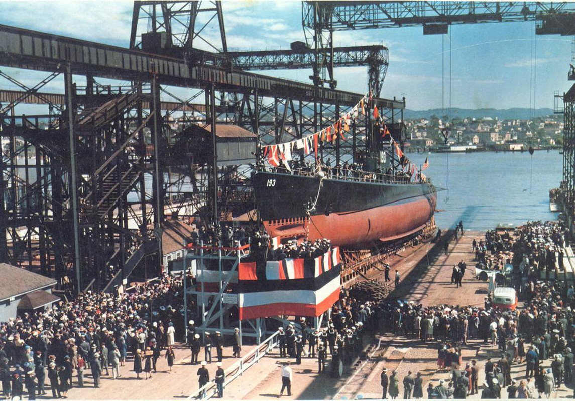 US submarine at launch pre 1941 ,camouflage sche